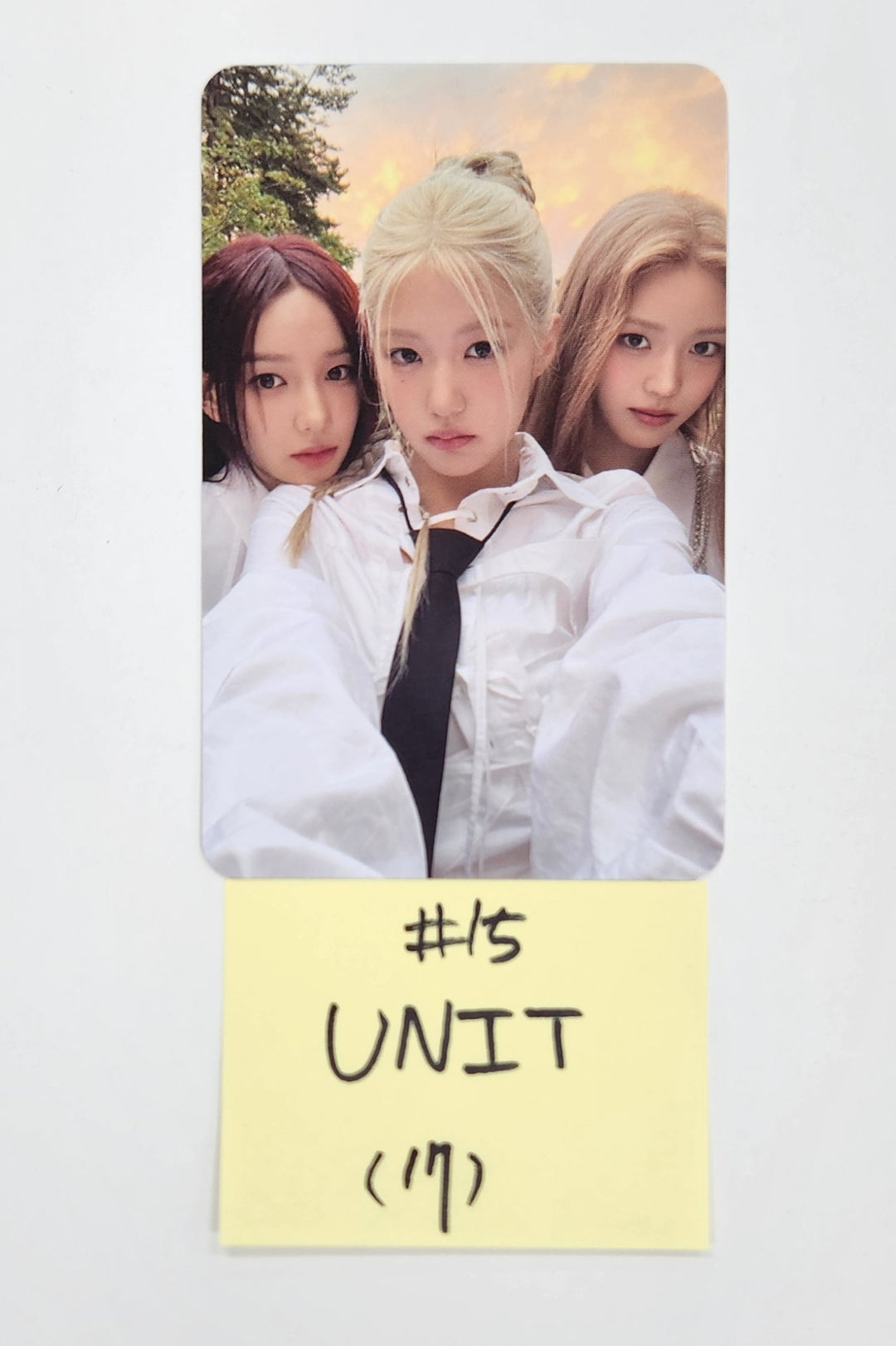 IZNA "N/a" - Official Photocard [24.11.26]