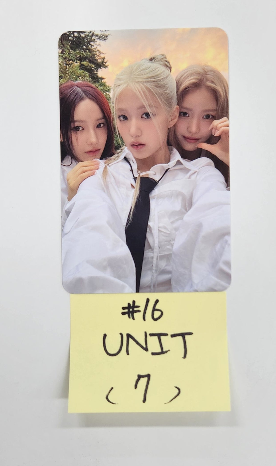 IZNA "N/a" - Official Photocard [24.11.26]