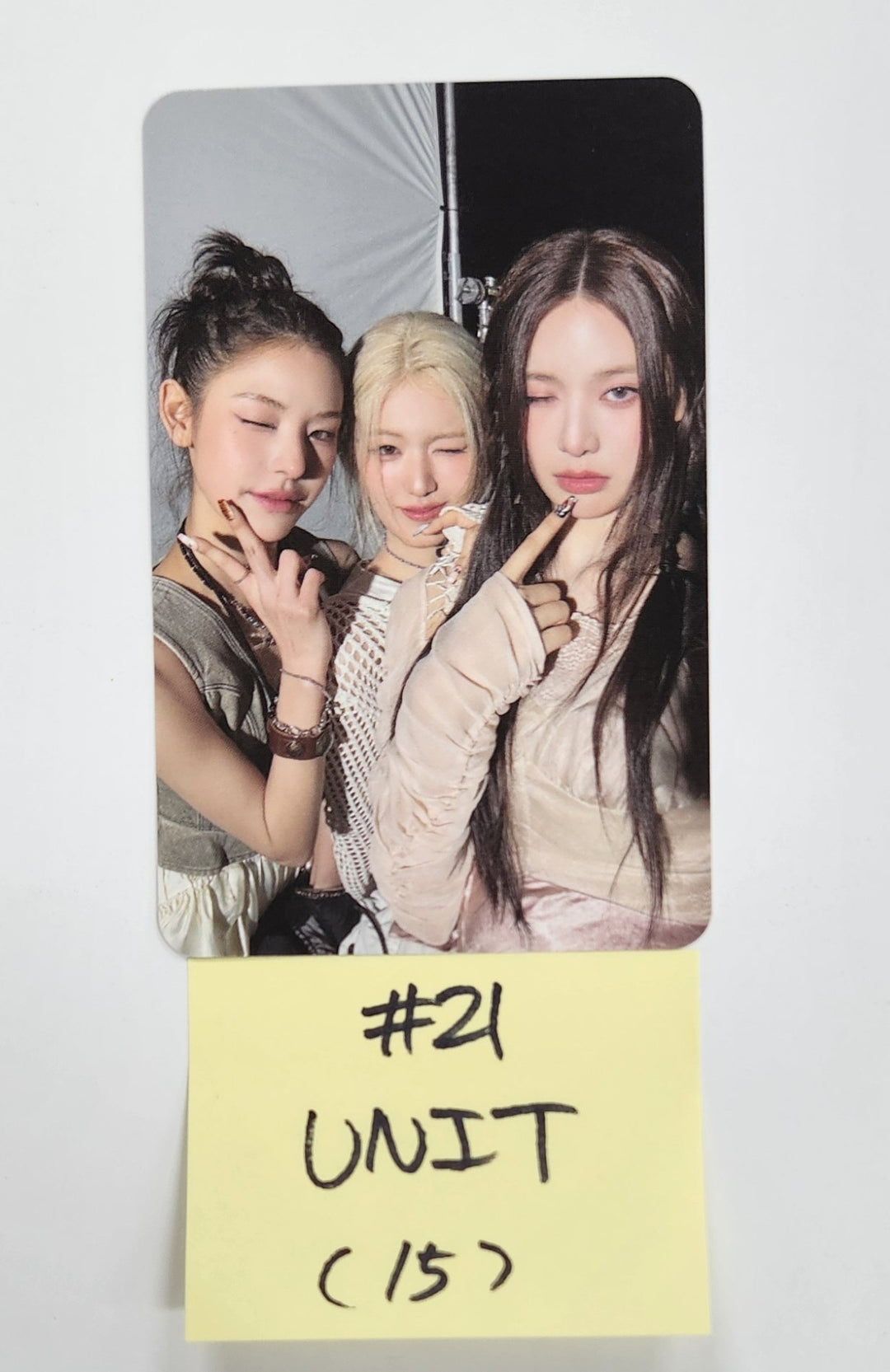 IZNA "N/a" - Official Photocard [24.11.26]