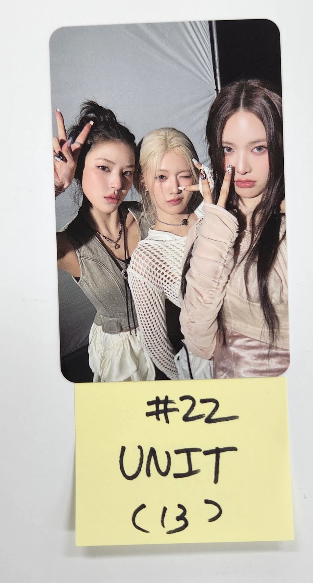 IZNA "N/a" - Official Photocard [24.11.26]