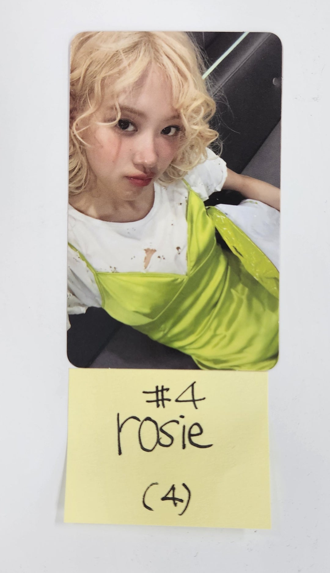 ROSÉ (of Black Pink) "rosie" - Official Photocard [24.12.17]