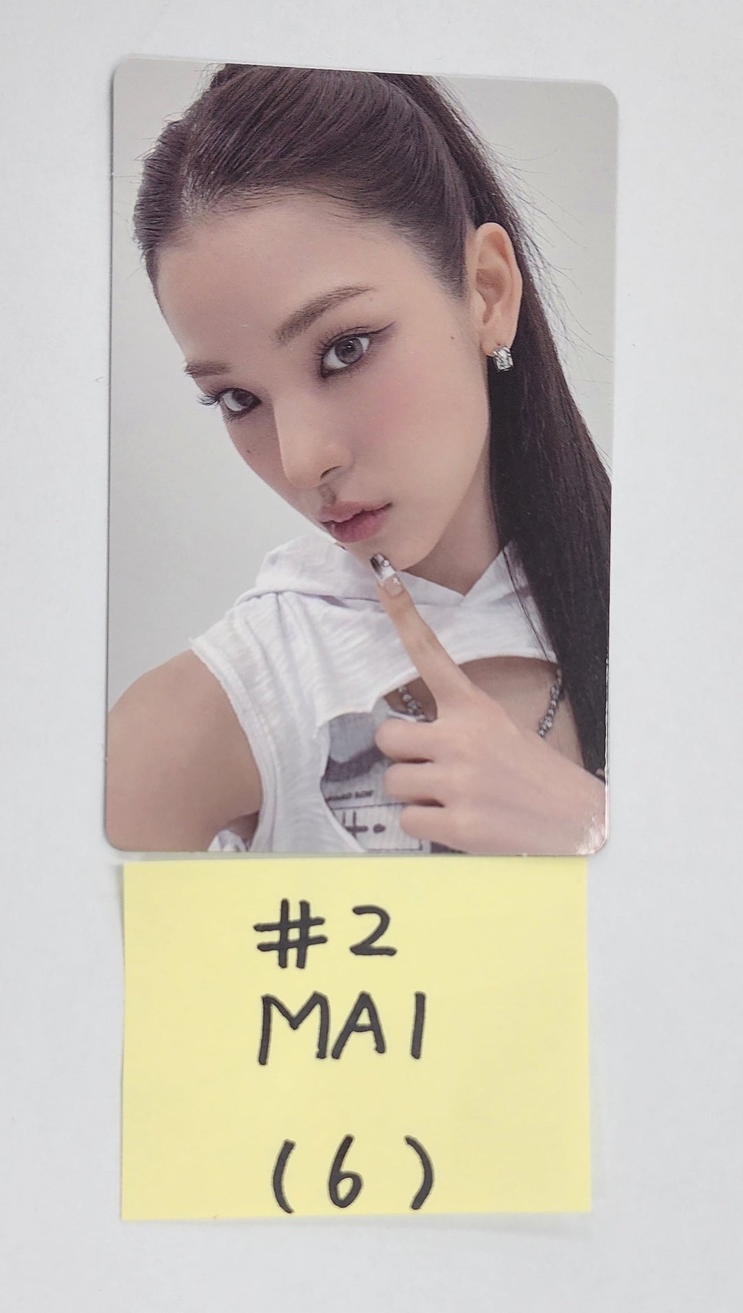 IZNA "N/a" - Official Trading Photocard [25.1.7]