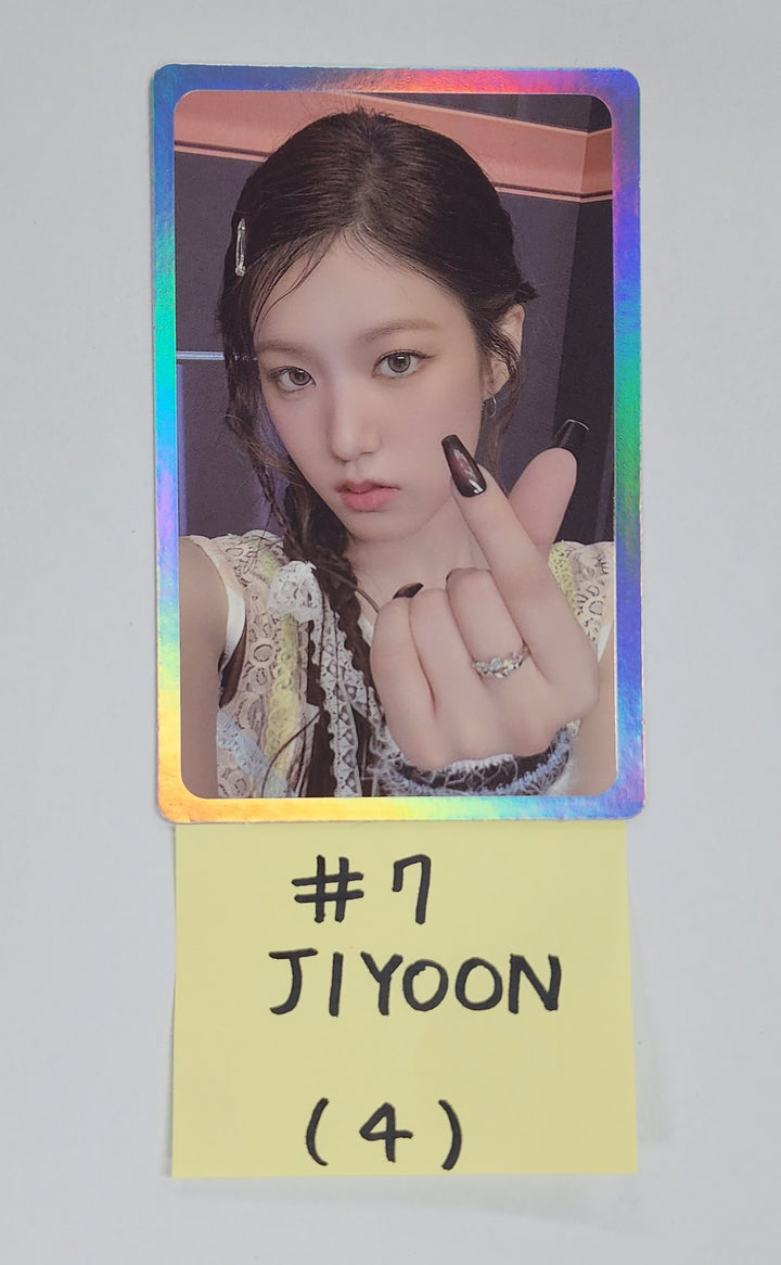 IZNA "N/a" - Official Trading Photocard [25.1.7]