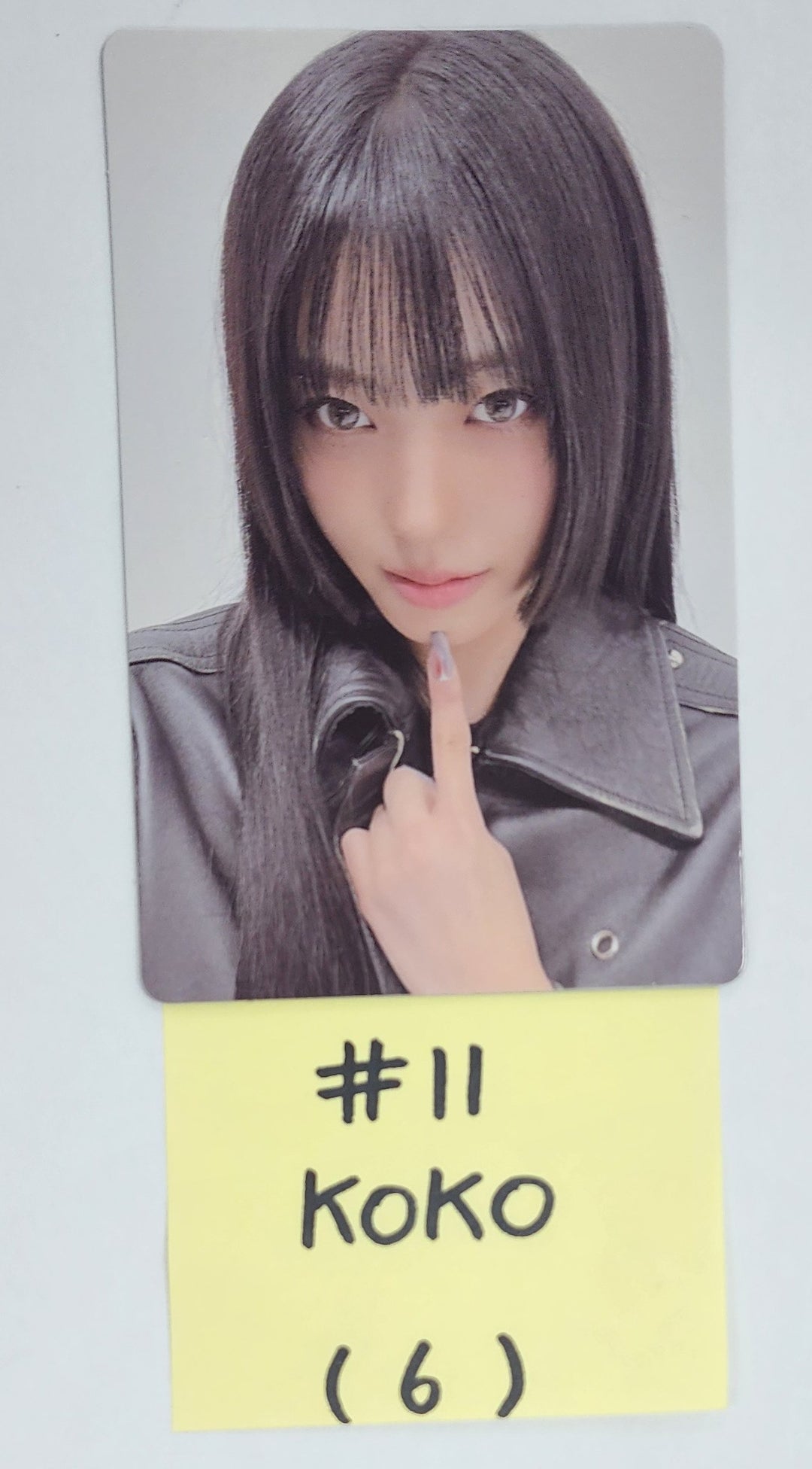 IZNA "N/a" - Official Trading Photocard [25.1.7]