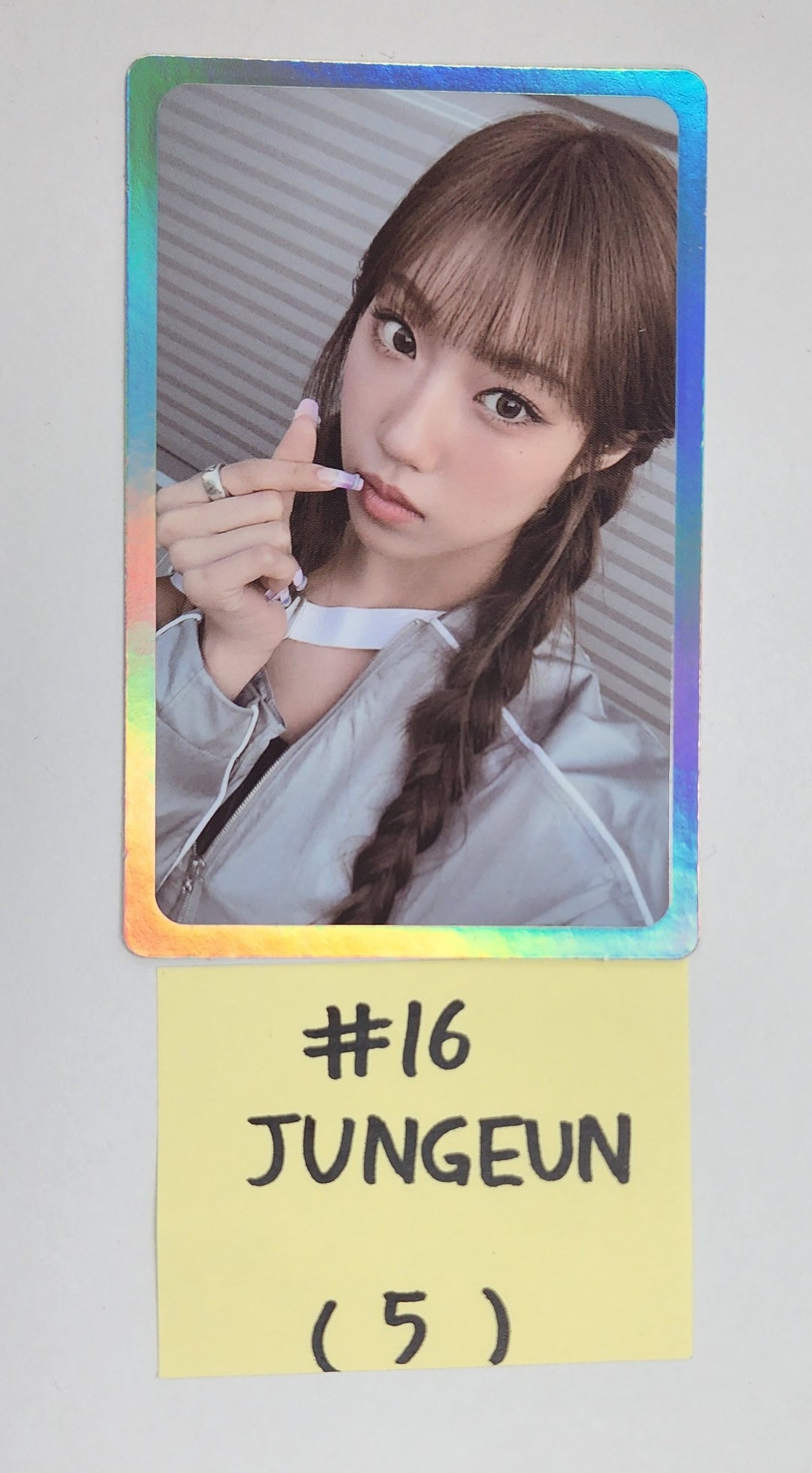 IZNA "N/a" - Official Trading Photocard [25.1.7]