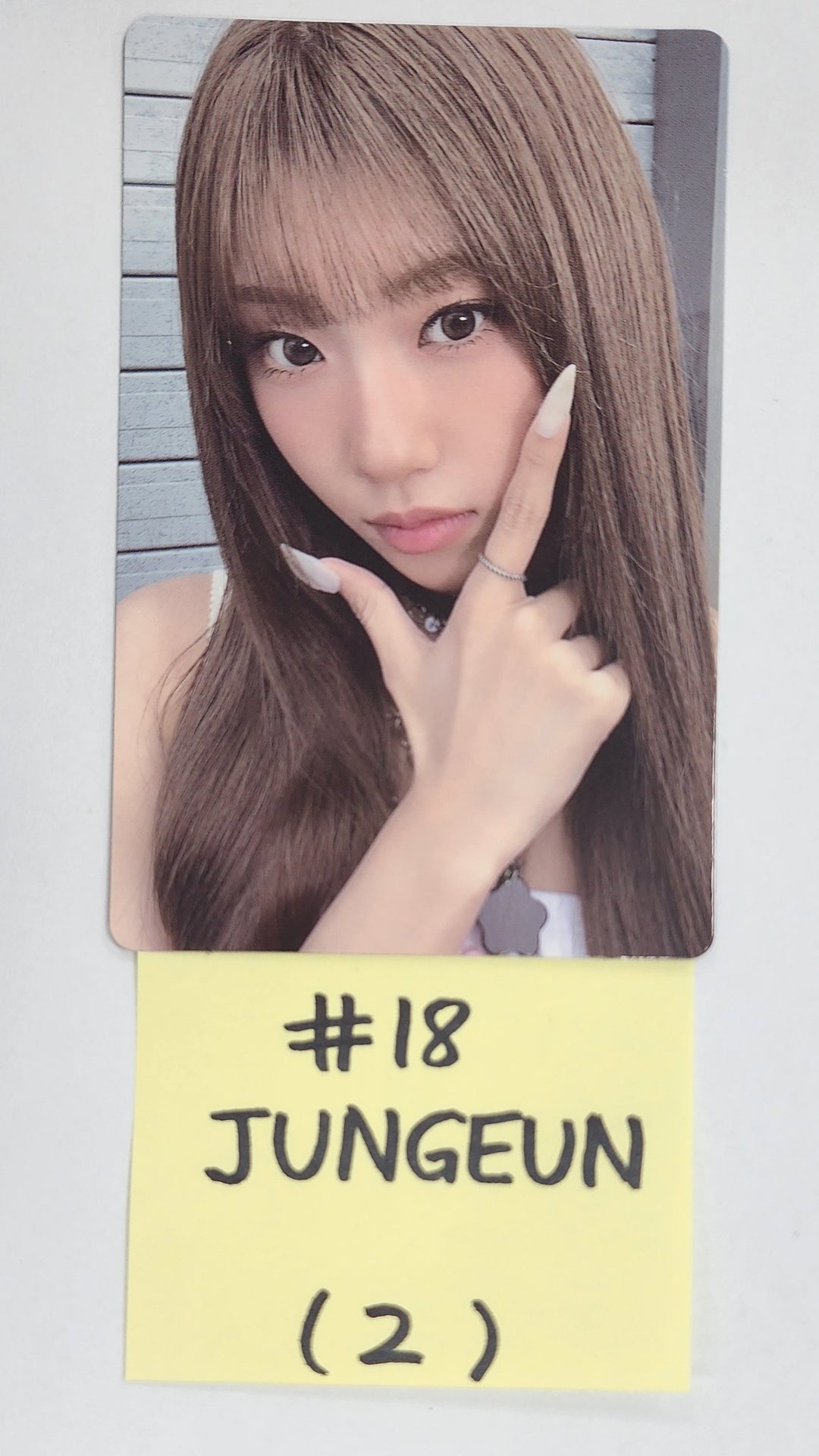 IZNA "N/a" - Official Trading Photocard [25.1.7]