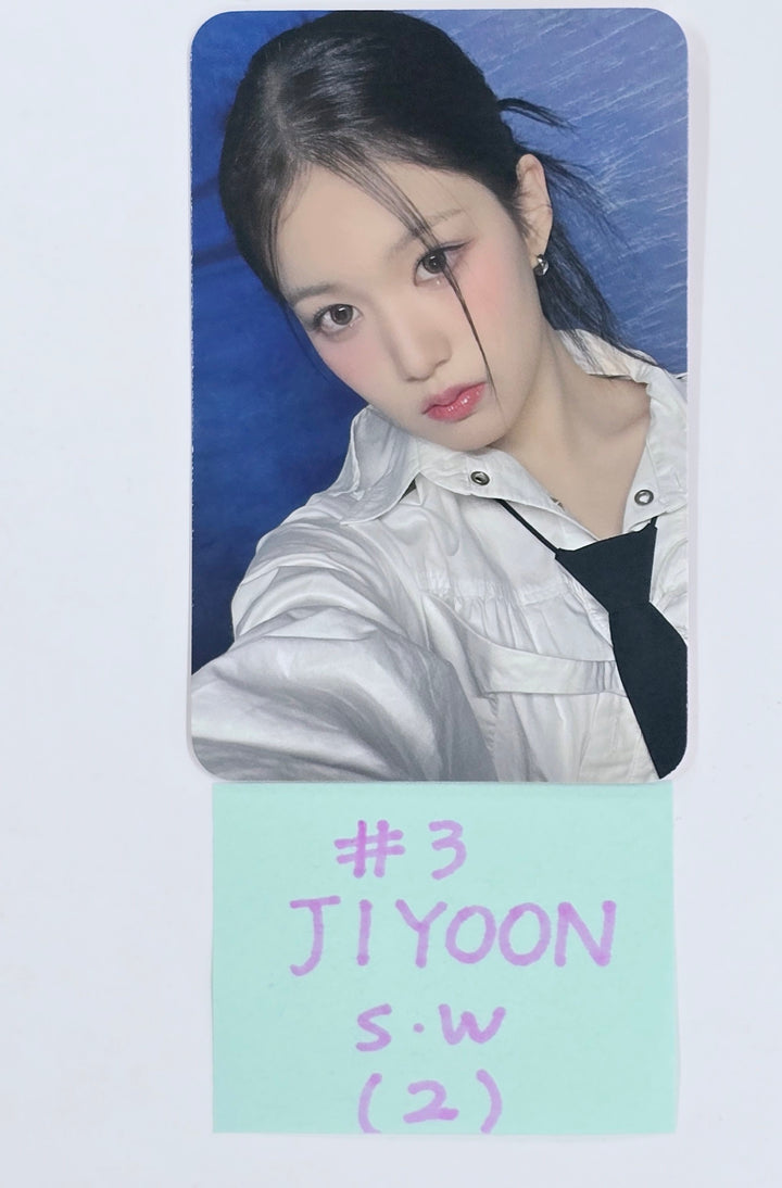 IZNA "N/a" - Soundwave Fansign Event Photocard [25.1.9]