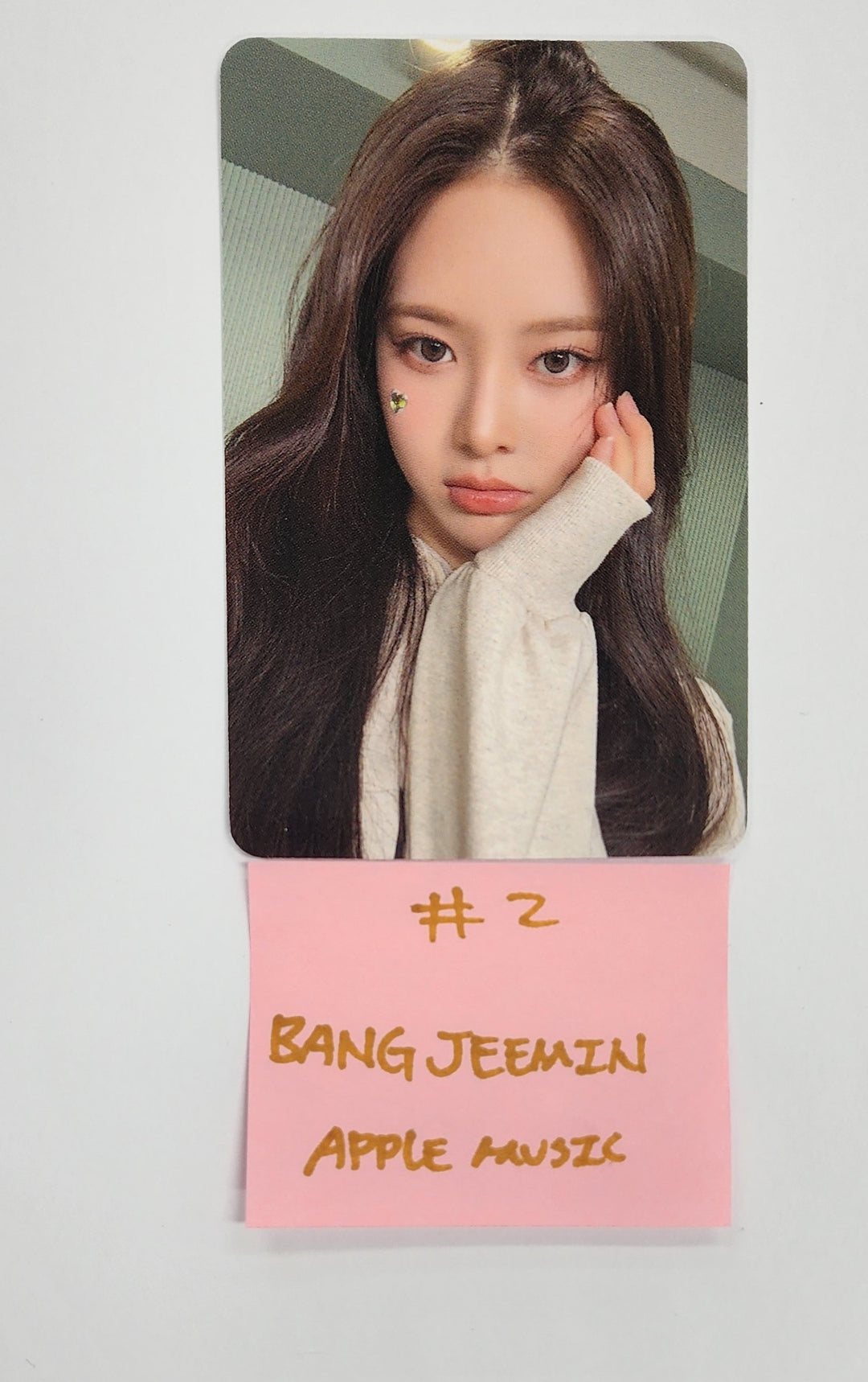 IZNA "N/a" - Apple Music Event Photocard [25.2.7]