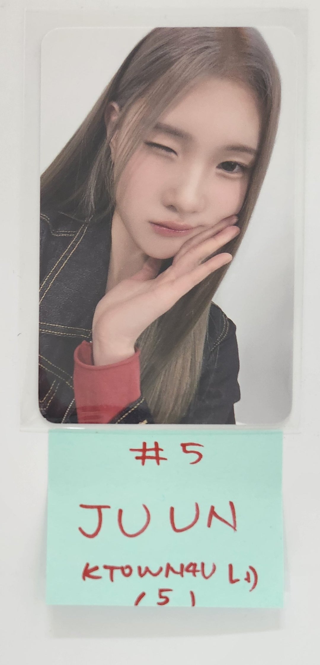 Hearts2Hearts "The Chase" - Ktown4U Lucky Draw Event Photocard [Minibook Ver.] [25.2.25]