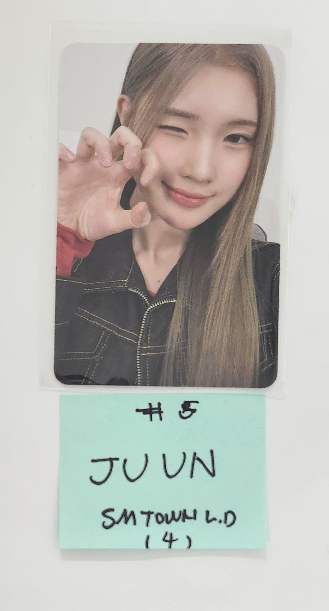 Hearts2Hearts "The Chase" - SM Town Lucky Draw Event Photocard [Minibook Ver.] [25.2.25]