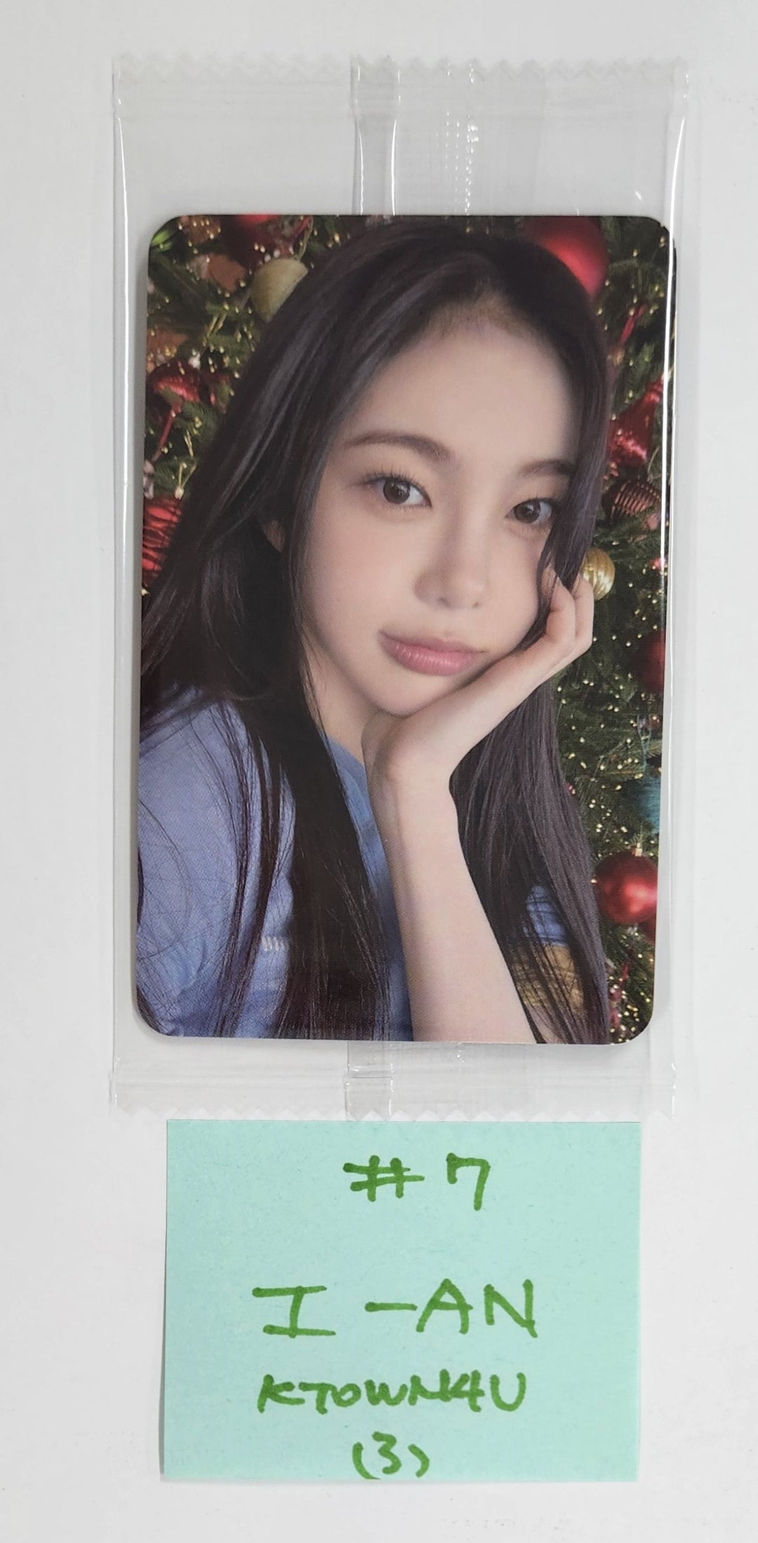 Hearts2Hearts "The Chase" - Ktown4U Special Gift Photocard [25.2.28]