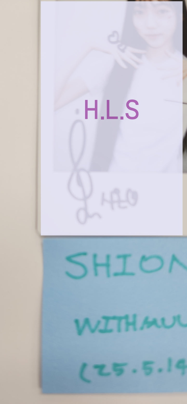 SHION (Of TripleS) Atom Double Class Objekt - Hand Autographed(Signed) Polaroid [25.5.14]