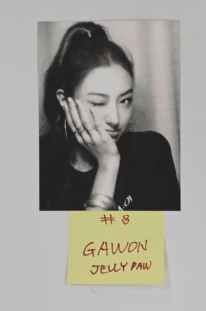 MEOVV "MY EYES OPEN VVIDE" -  Official Photocard, Vintage Photo [Jelly Paw Ver.] [25.5.30]