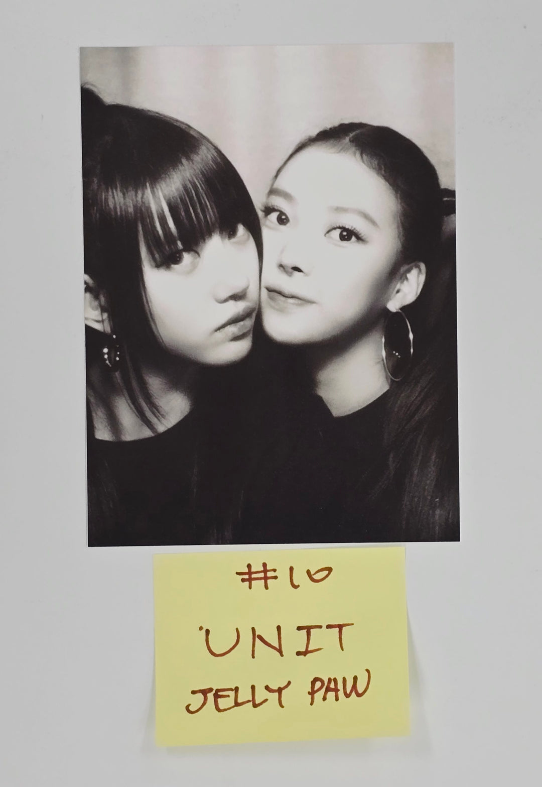 MEOVV "MY EYES OPEN VVIDE" -  Official Photocard, Vintage Photo [Jelly Paw Ver.] [25.5.30]