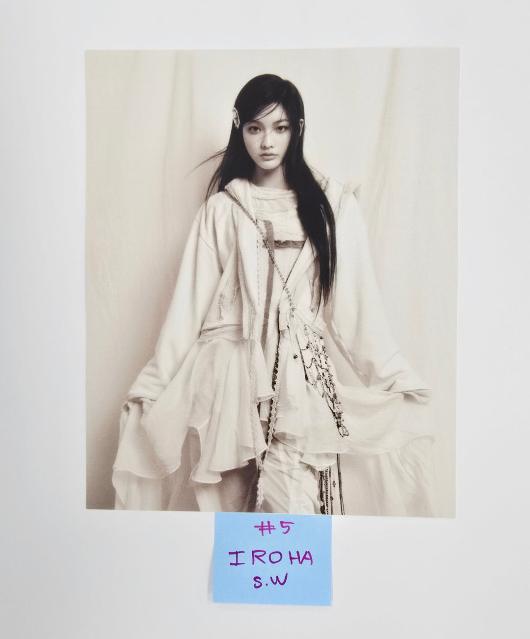 ILLIT "bomb" - Soundwave Pre-Order Benefit Mini Postcard [25.7.1]