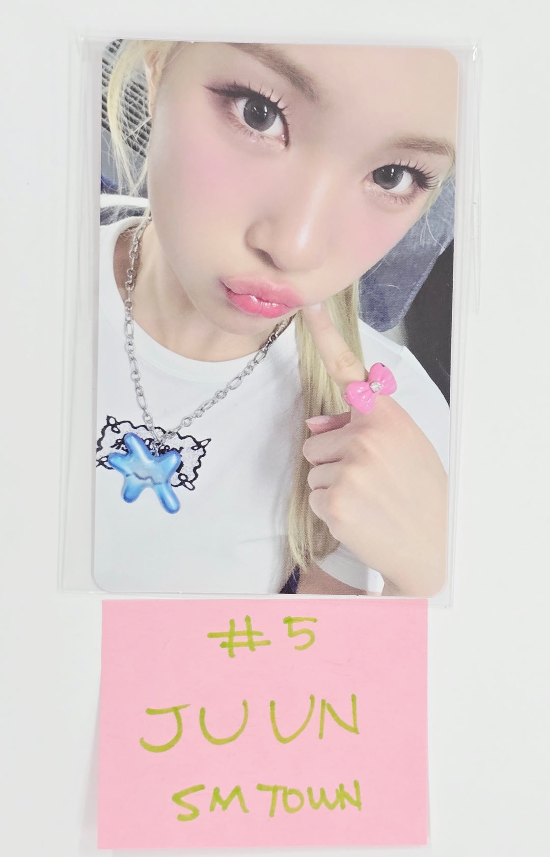 Hearts2Hearts "STYLE" - SM Town Gift Photocard [25.7.7]