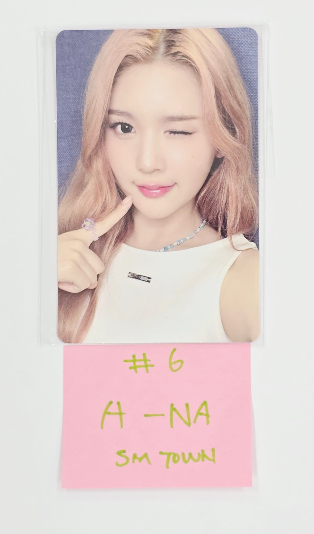 Hearts2Hearts "STYLE" - SM Town Gift Photocard [25.7.7]
