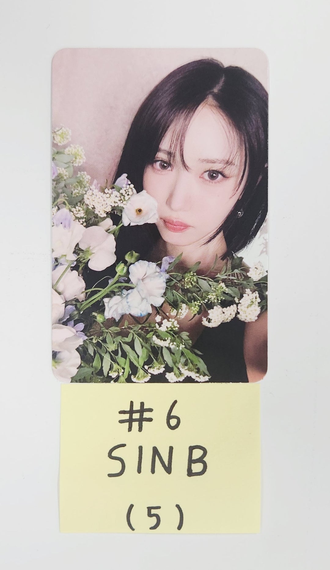 VIVIZ "A Montage of ( )" - Official Photocard [25.7.9]