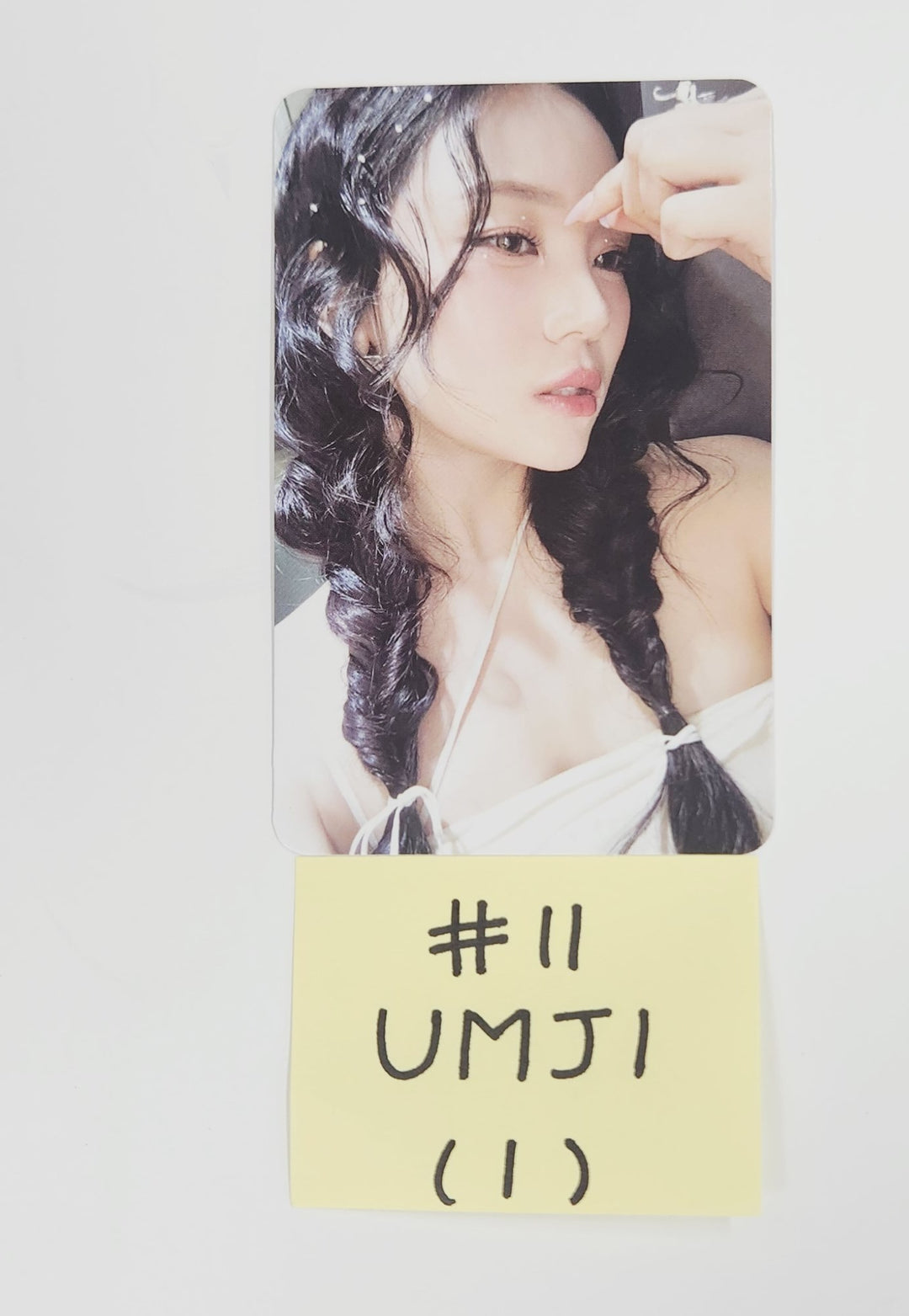 VIVIZ "A Montage of ( )" - Official Photocard [25.7.9]