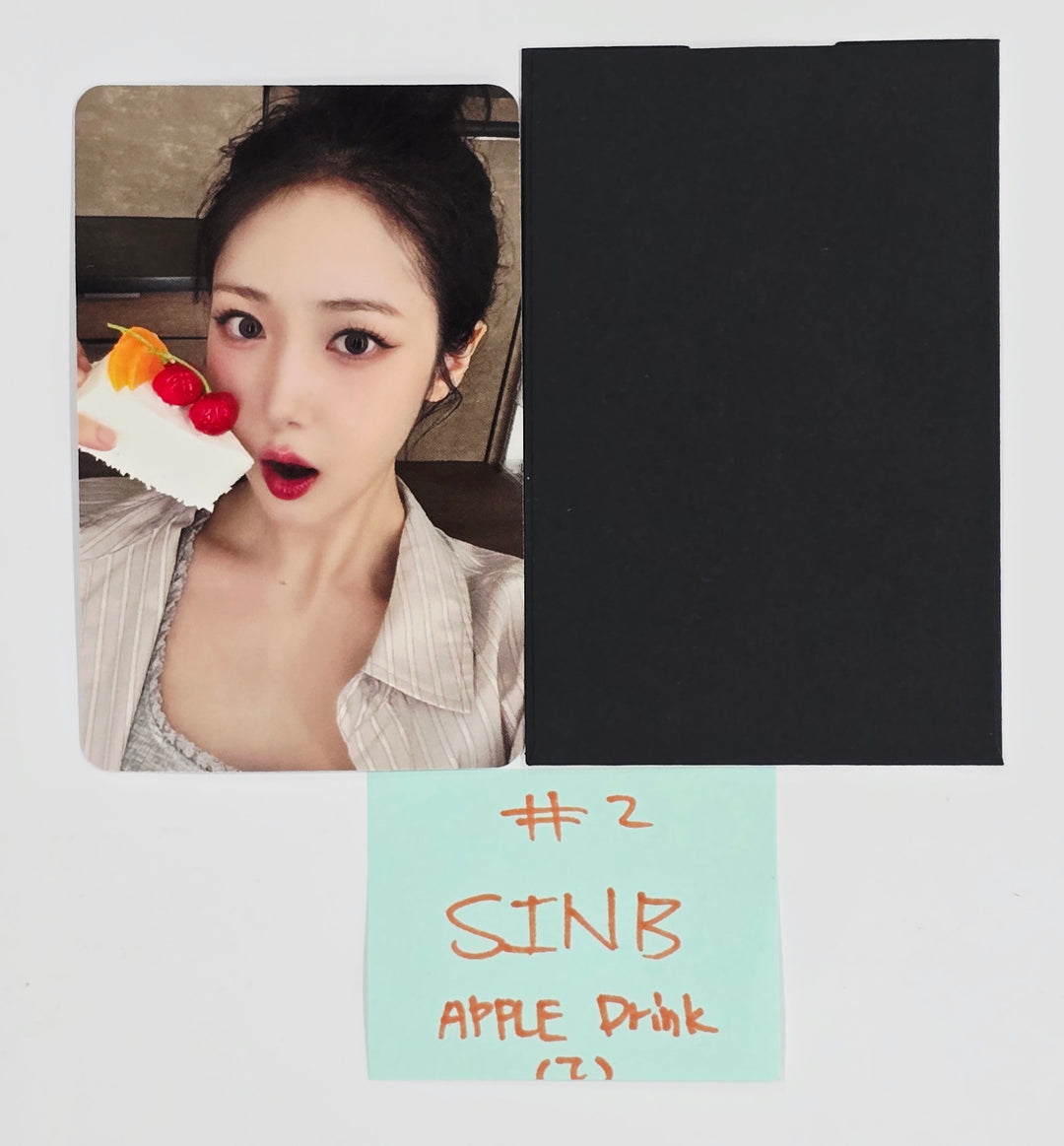 VIVIZ "A Montage of ( )" - Apple Music Drink Event Photocard [25.7.9]