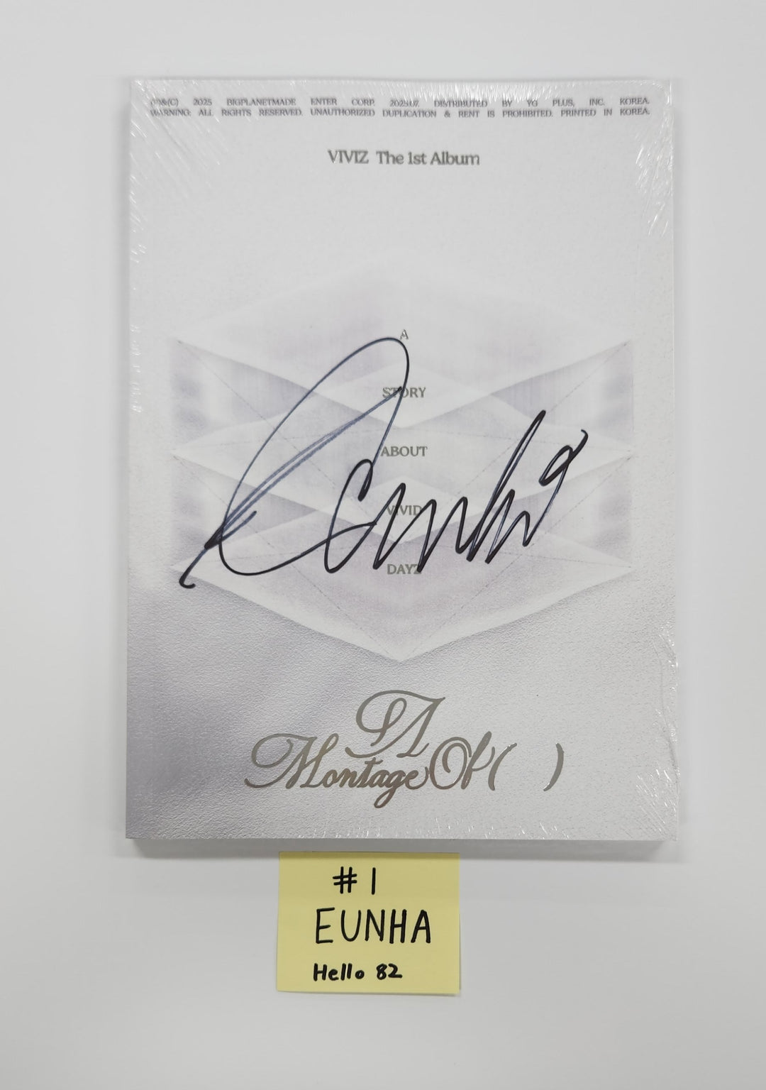VIVIZ "A Montage of ( )" - Hand Autographed(Signed) Album [25.7.15]