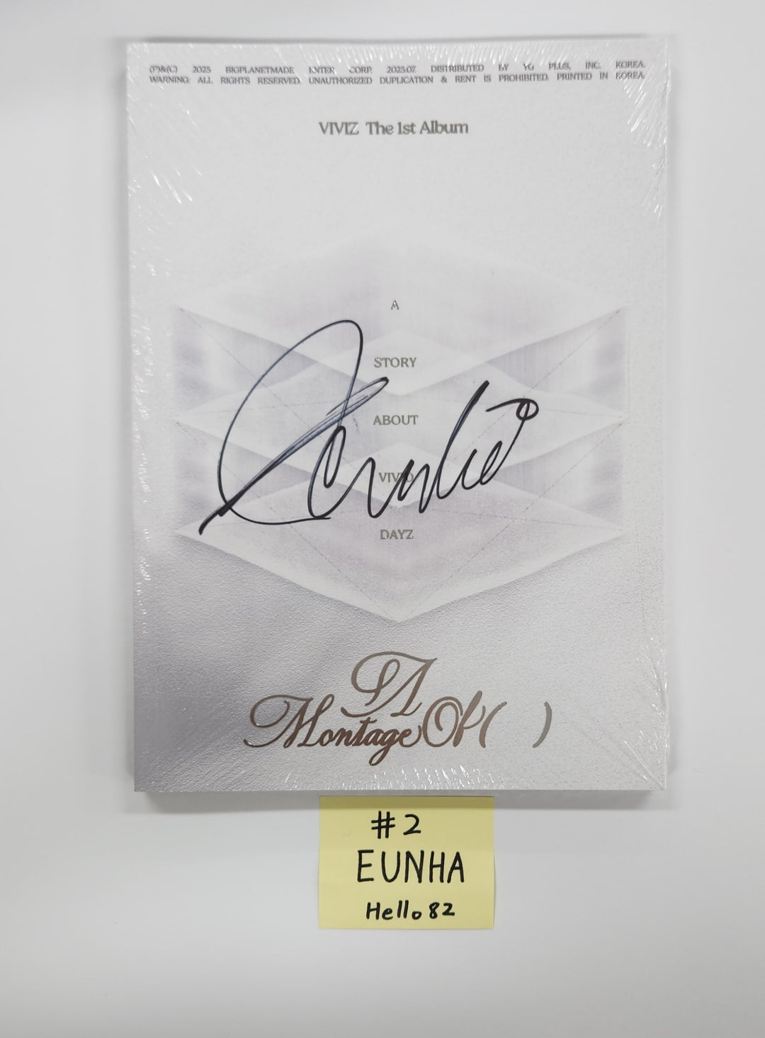 VIVIZ "A Montage of ( )" - Hand Autographed(Signed) Album [25.7.15]