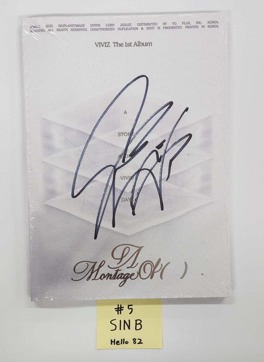 VIVIZ "A Montage of ( )" - Hand Autographed(Signed) Album [25.7.15]