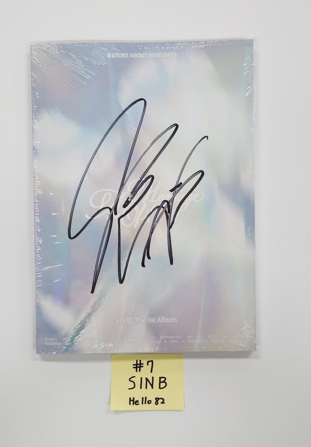 VIVIZ "A Montage of ( )" - Hand Autographed(Signed) Album [25.7.15]