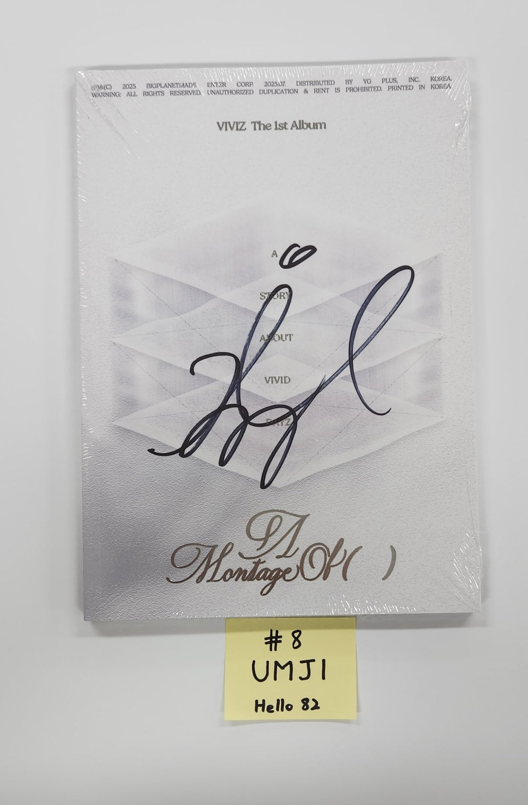 VIVIZ "A Montage of ( )" - Hand Autographed(Signed) Album [25.7.15]