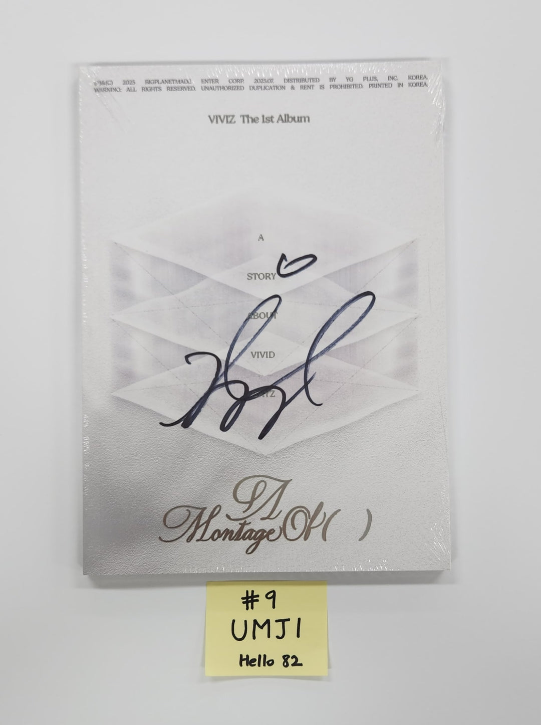 VIVIZ "A Montage of ( )" - Hand Autographed(Signed) Album [25.7.15]