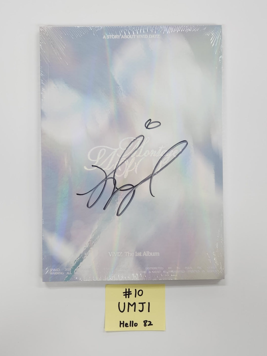VIVIZ "A Montage of ( )" - Hand Autographed(Signed) Album [25.7.15]