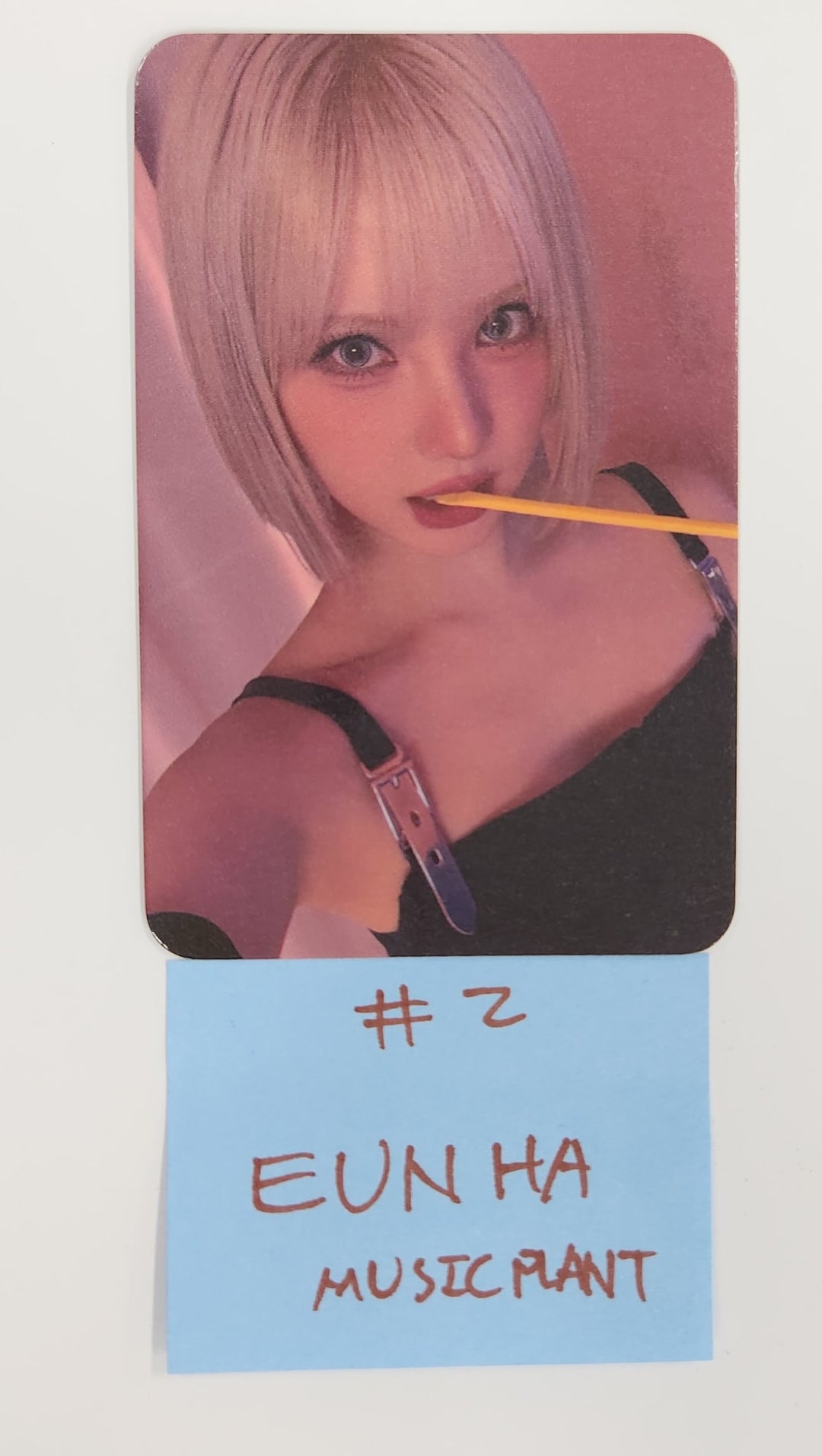 VIVIZ "A Montage of ( )" - Music Plant Fansign Event Photocard [25.7.25]
