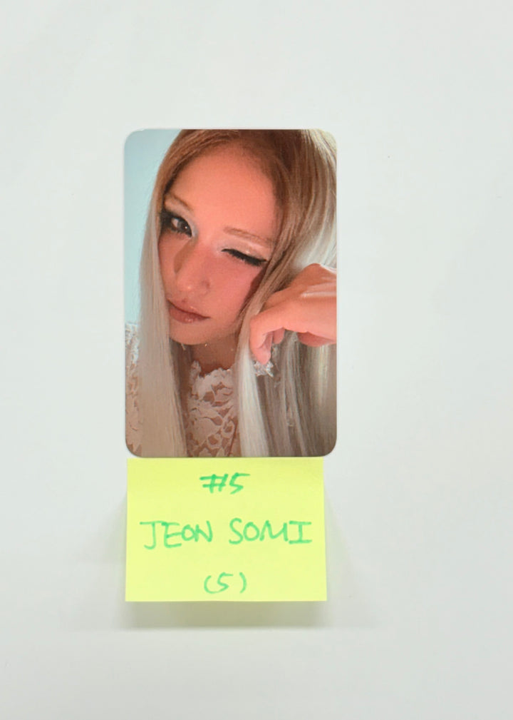 Jeonsomi "Chaotic & Confused" - Olive Young Trading Photocard [25.8.18]