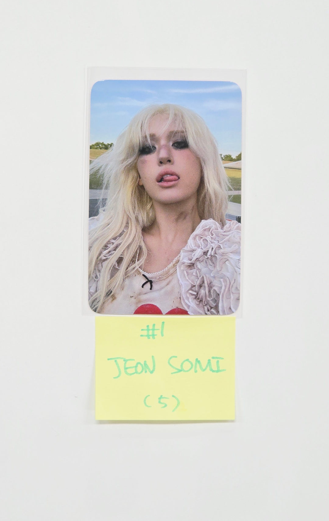 Jeonsomi "Chaotic & Confused" - Olive Young Trading Photocard [25.8.18]