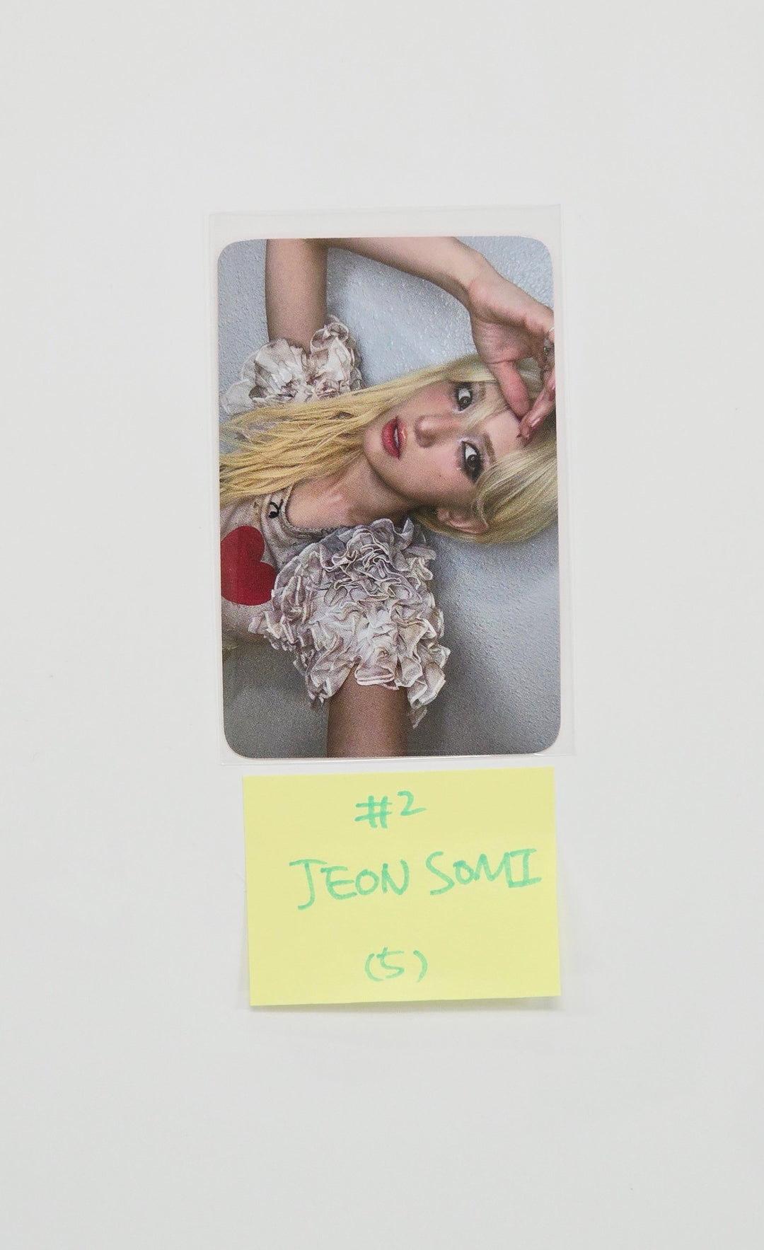 Jeonsomi "Chaotic & Confused" - Olive Young Trading Photocard [25.8.18]