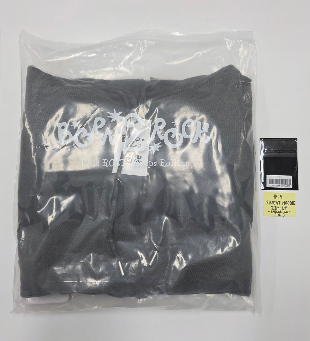 QWER - “Born 2 Rock” QWER 2nd Anniversary Pop-up Store MD [25.10.20]