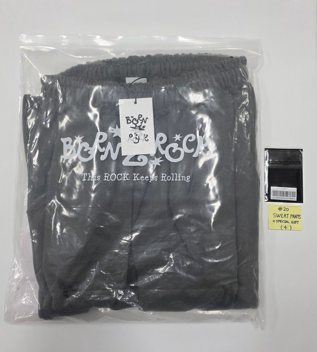 QWER - “Born 2 Rock” QWER 2nd Anniversary Pop-up Store MD [25.10.20]