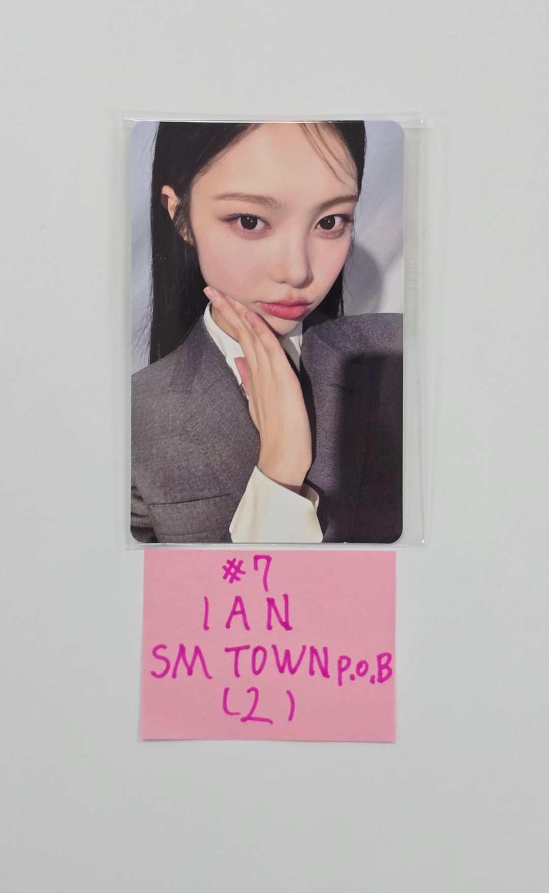 Hearts2Hearts "Focus" - Smtown & Store Pre-Order Benefit Photocard [25.10.29]