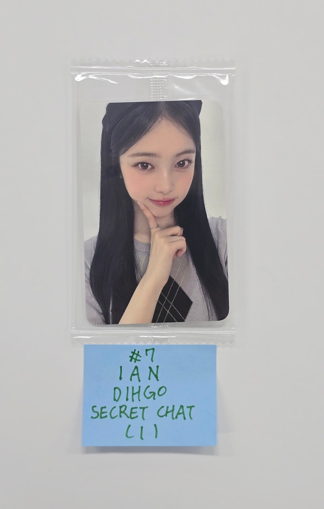 Hearts2Hearts "Focus" - Ktown4U Dingo Music Secrt Chat Gift Event Photocard (SMini Ver.) [25.10.30]