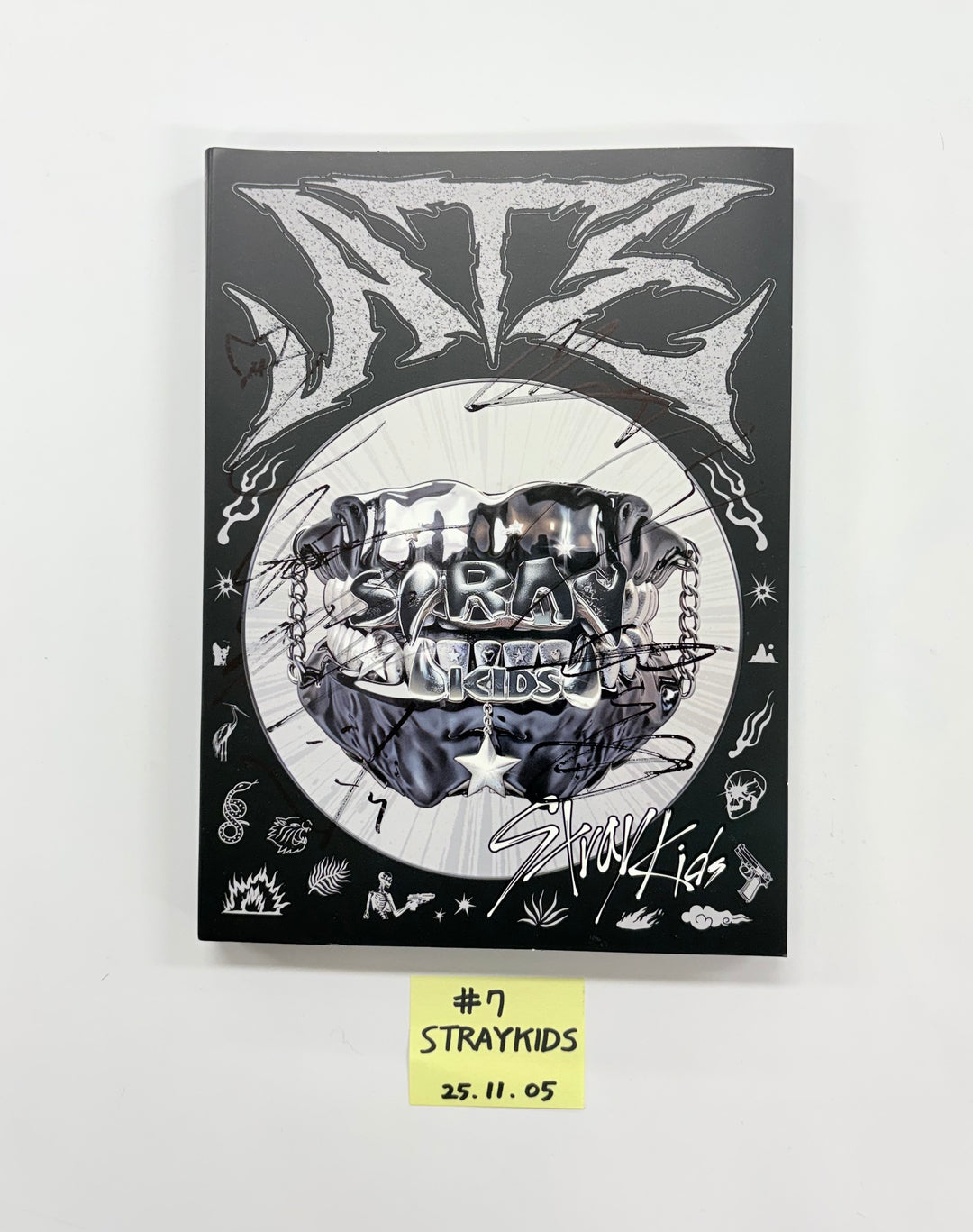 Stray Kids "ATE" - Hand Autographed(Signed) Promo Album [25.11.05]