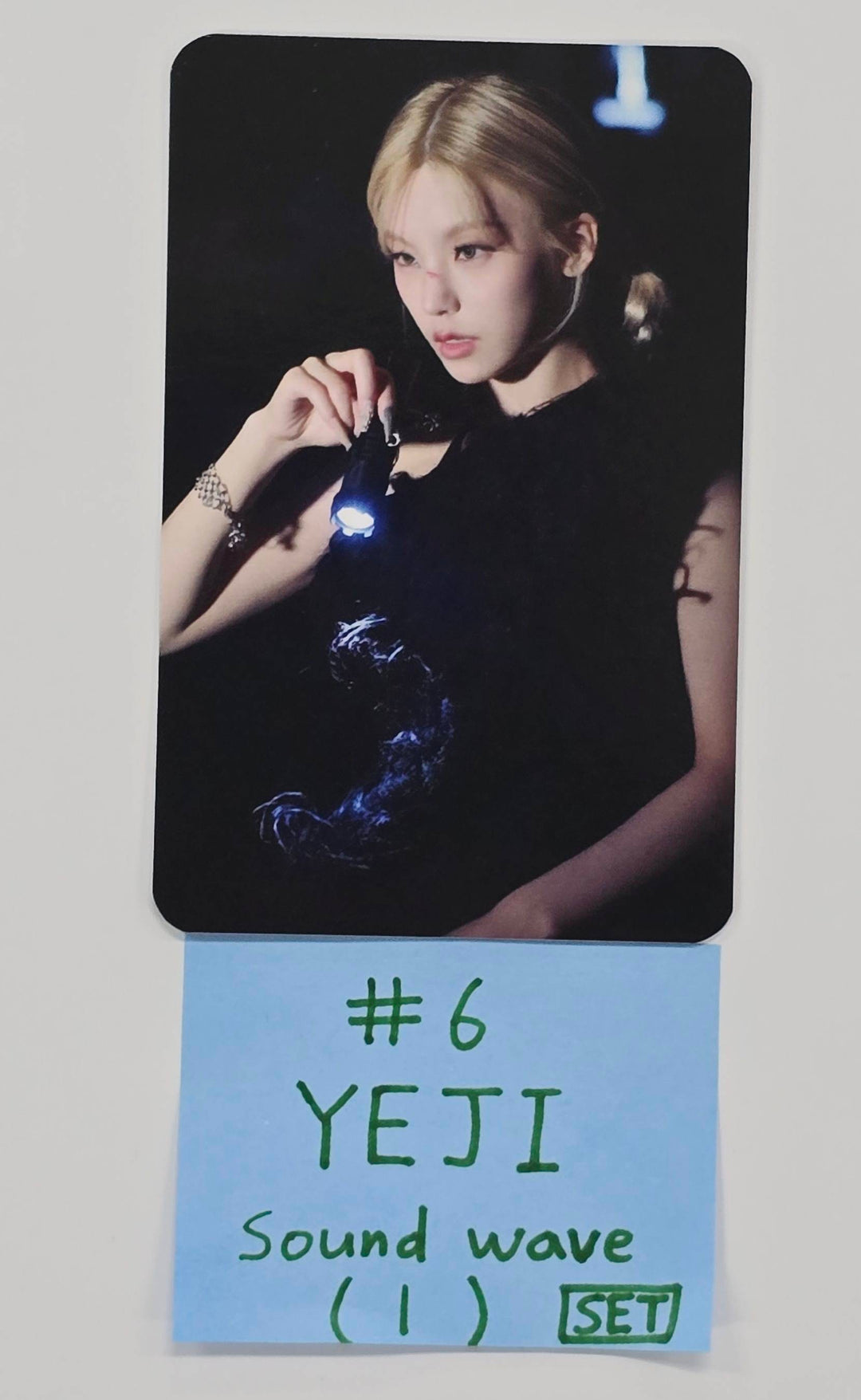 ITZY "TUNNEL VISION" - Soundwave Pre-Order Benefit Photocard [25.11.12]