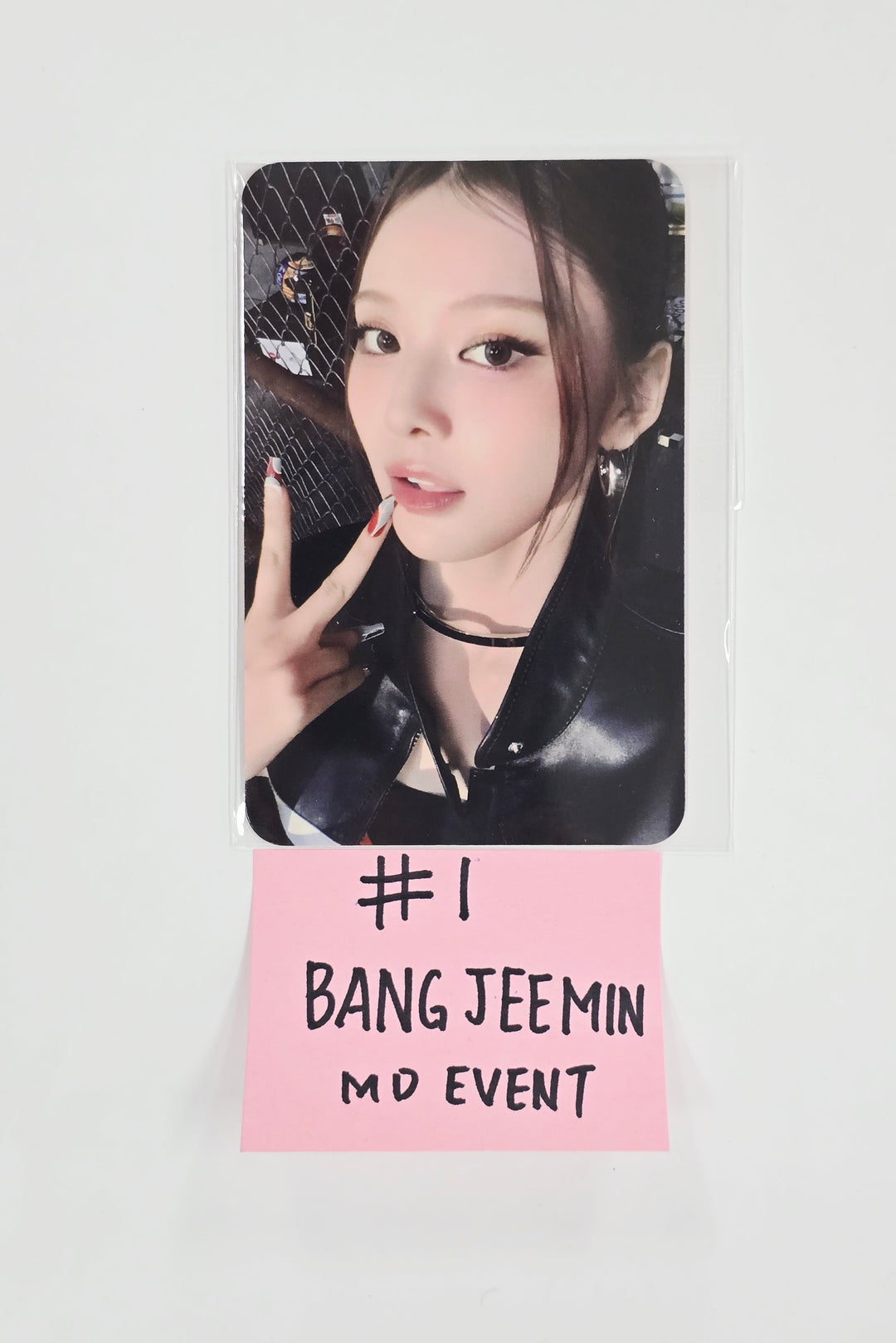 IZNA - "Not Just Pretty" MD Event Photocard [25.11.20]