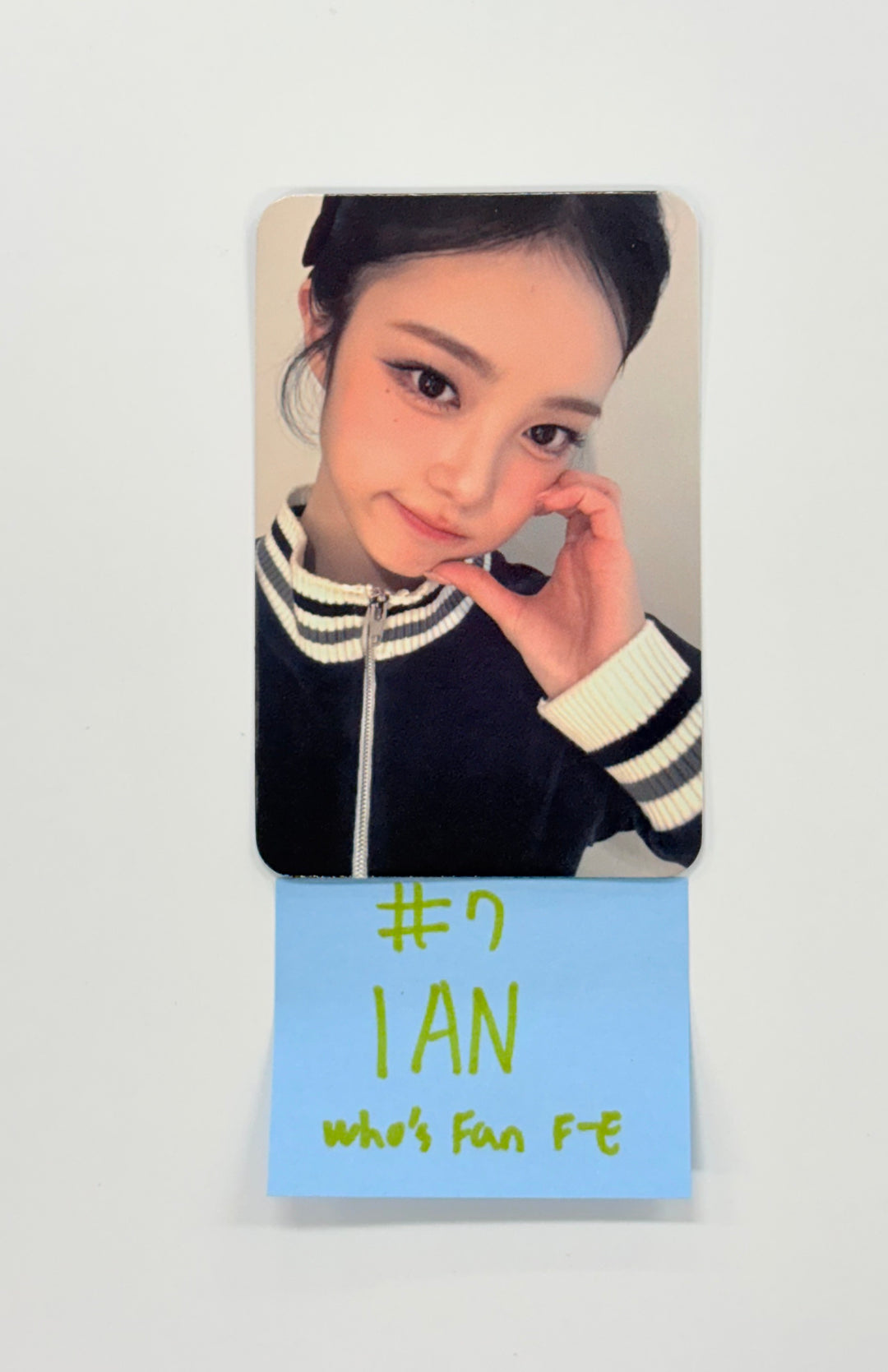 Hearts2Hearts "Focus" - Who's Fan Cafe Fansign Event Photocard [25.12.02]