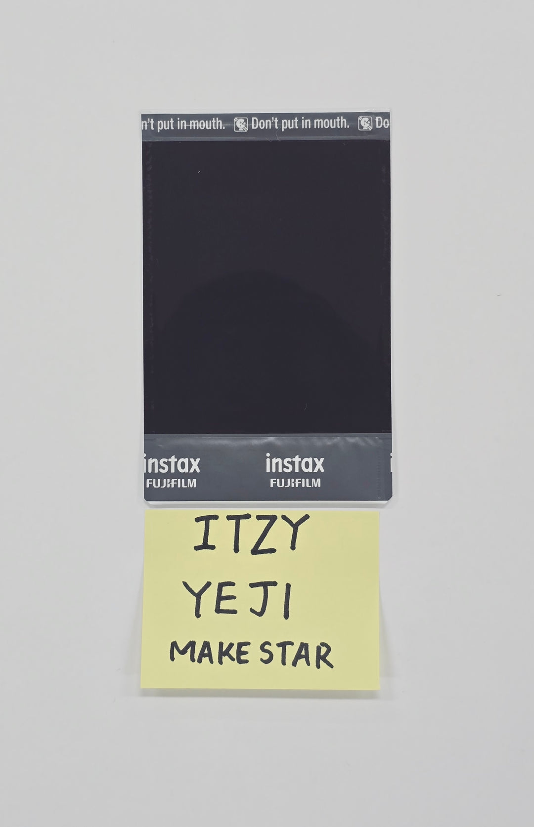 YEJI (of ITZY) "TUNNEL VISION" - Hand Autograhped(Signed) Polaroid [25.12.09]