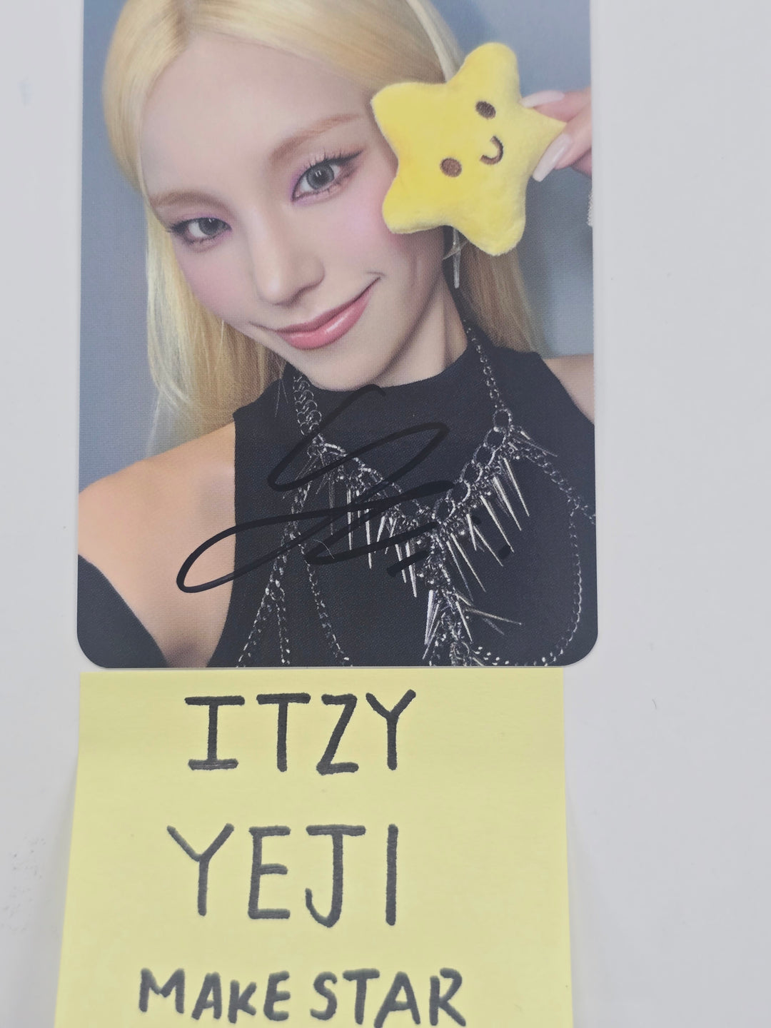 YEJI (of ITZY) "TUNNEL VISION" - Hand Autograhped(Signed) Photocard [25.12.10]