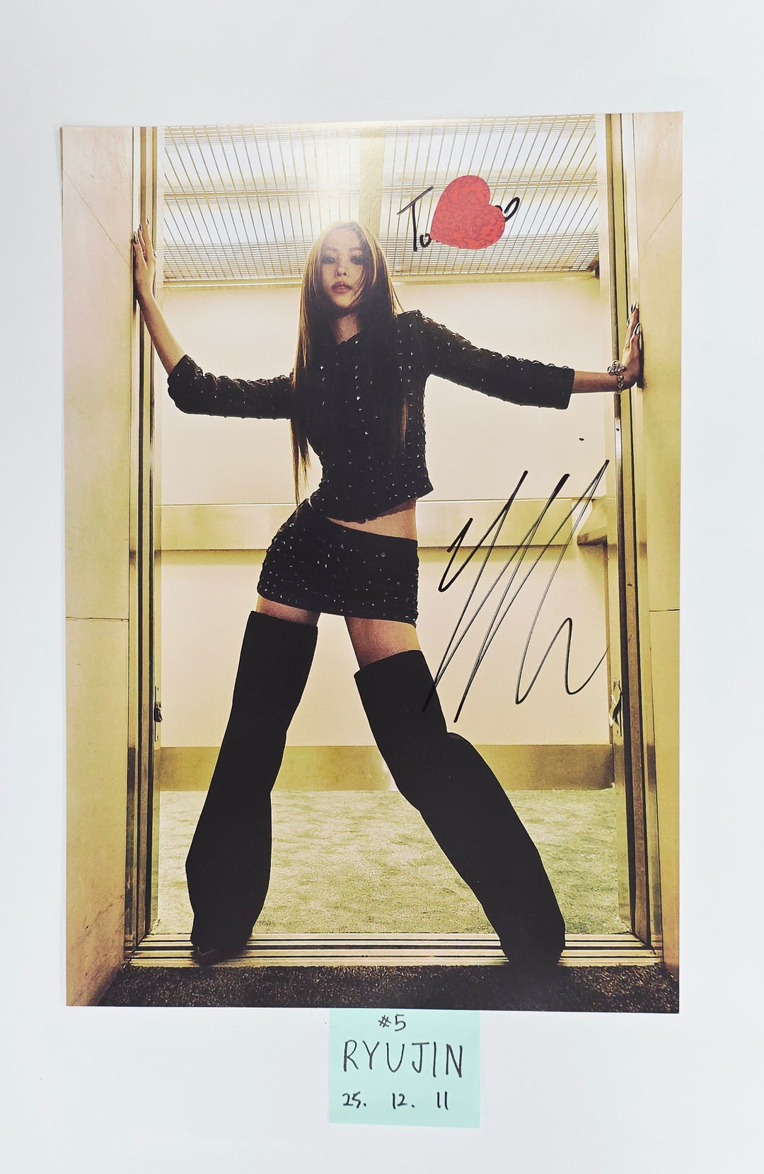 ITZY "TUNNEL VISION" - A Cut Page From Fansign Event Album [25.12.11]