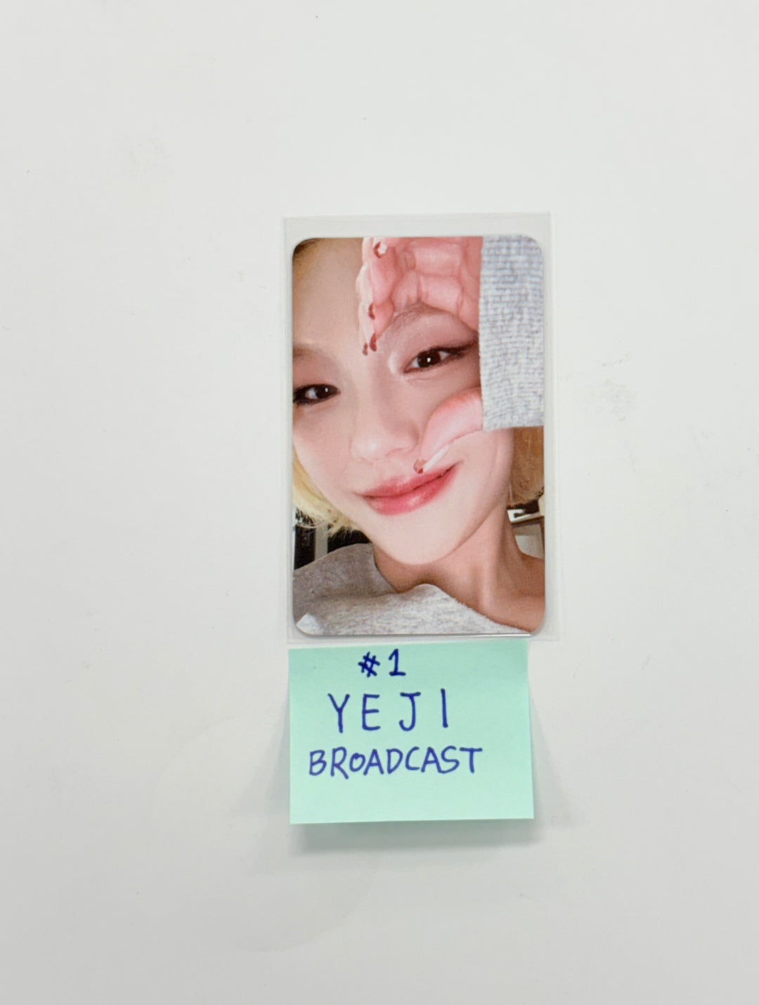 ITZY "TUNNEL VISION" - Broadcast Photocard [25.12.24]