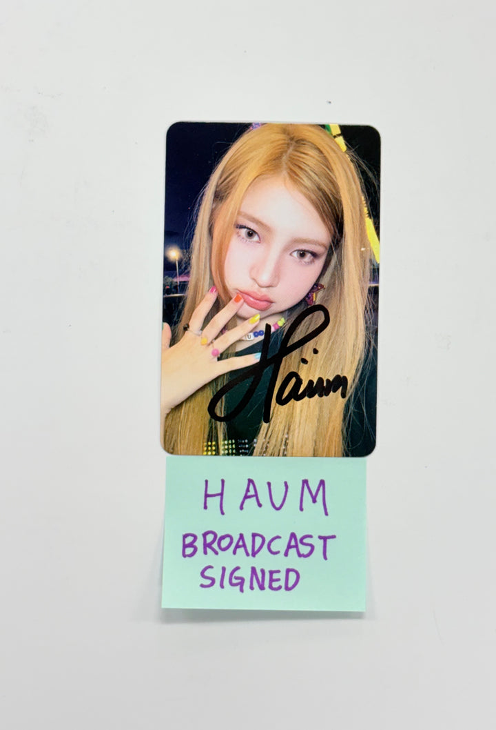 HAUM (of KiiiKiii) "DANCING ALONE" - Broadcast Hand Autographed(Signed) Photocard [25.12.24]