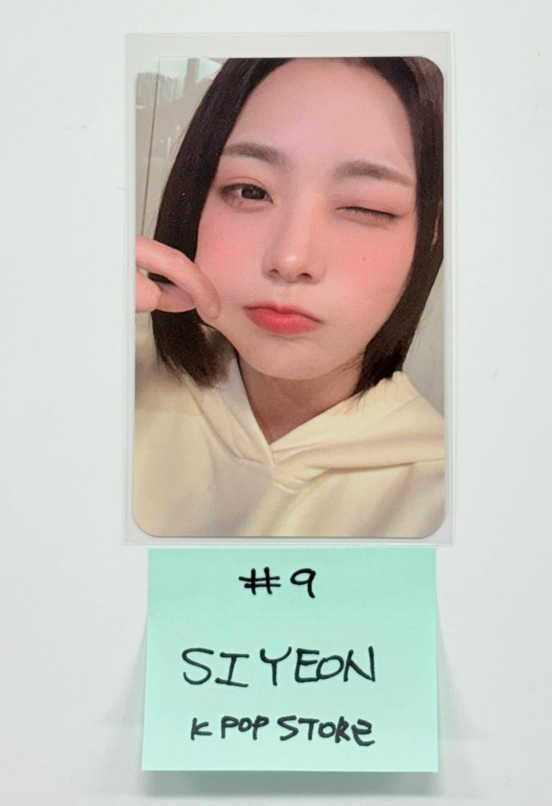 QWER - K POP Store Event Photocard [25.12.30]