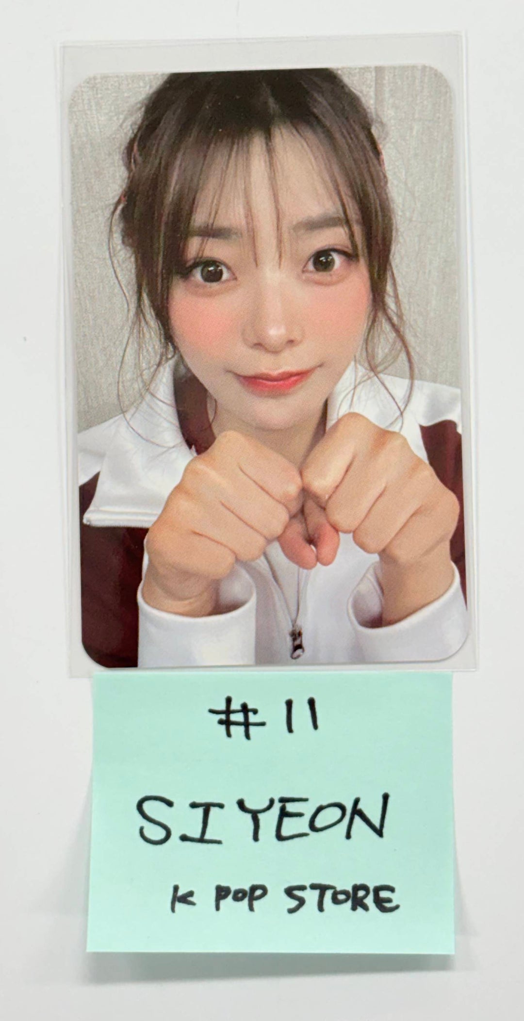 QWER - K POP Store Event Photocard [25.12.30]